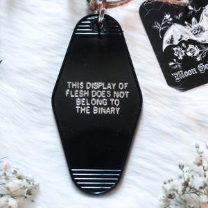 Brelok do motelu dla osób niebinarnych | Gotycko-śmiały prezent LGBTQIA