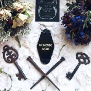 Memento Mori | Moon Goddess Market | Brelok do kluczy Motel Hotel | Goth | Sassy | Ręcznie robiony prezent