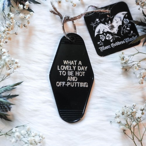 Porte-clés cadeau « Quelle belle journée pour avoir chaud et remettre en question » Goth Motel