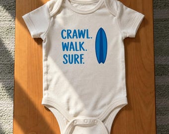 Body per neonati fatto a mano con grafica di tavola da surf, ideale per gattonare, camminare e fare surf.