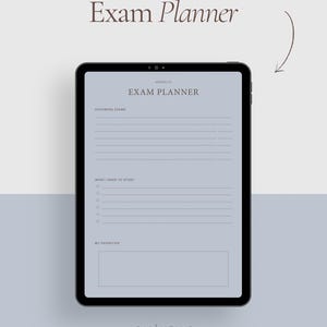 Könnte beinhalten: Ein digitales Tablet mit einer Prüfungsplaner-Vorlage auf hellblauem Hintergrund. Das Layout enthält Abschnitte für anstehende Prüfungen, Lerninhalte mit Kontrollkästchen und Prioritäten. Der Text Exam Planner steht oben.