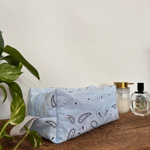 Maxi katoenen etui met ritssluiting en lichtblauw bandana-patroon — L’Atelier de Céline | Handgemaakt in Frankrijk, XXL multifunctioneel etui