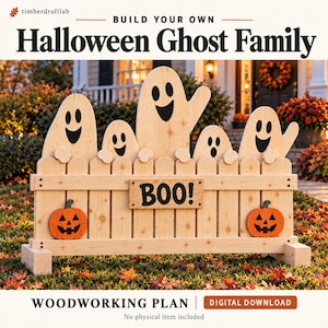 Puede incluir: Una valla de madera clara con cinco figuras de fantasmas recortadas con expresiones faciales negras y dos calabazas naranjas. Un letrero rectangular central muestra el texto BOO!. La imagen incluye el texto Build Your Own Halloween Ghost Family y Woodworking Plan Digital Download.