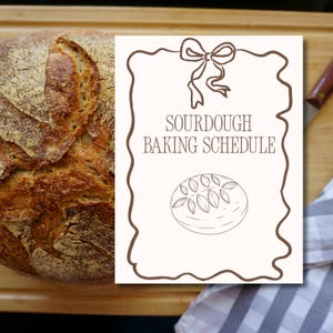 Peut inclure: Une carte rectangulaire au fond crème avec une bordure brune, un nœud en haut, le texte SOURDOUGH BAKING SCHEDULE et un dessin au trait d'une miche de pain ronde, placée à côté d'une miche de pain croustillante sur une planche en bois.