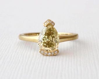 Anillo de oro de 18 quilates con diamante amarillo claro talla pera de 2,02 quilates