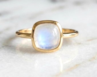 Moonstone Cabochon Ring: 14K Yellow Gold Bezel Setting
