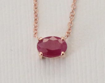 Collar solitario de rubí ovalado en oro amarillo de 14 quilates