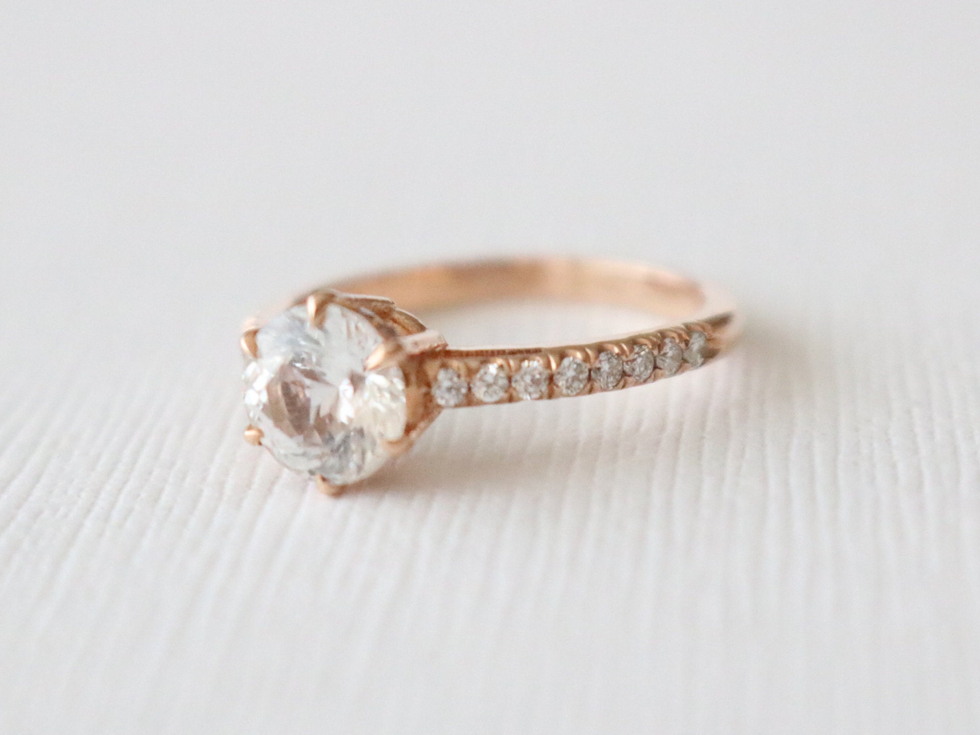 Verlovingsring witte saffier: diamantaccent, 14 kt roségouden solitaire -  Etsy België, image size:1919x1439
