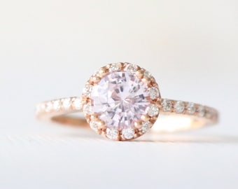 Anillo de compromiso de oro rosa de 14 quilates con halo de diamantes y zafiro color melocotón hecho a mano.