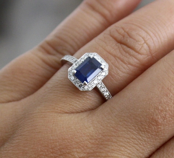 Emerald cut sapphire halo ring deals
