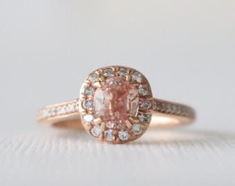 Anillo de oro rosa de 14 quilates con halo de diamantes y zafiro color melocotón, hecho a mano