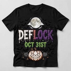 Peut inclure: Un t-shirt noir à manches courtes avec une impression graphique représentant une pleine lune, des chauves-souris et une citrouille. Le texte indique DEFLOCK dans une police dégoulinante dégradée de blanc à violet, et OCT 31ST en vert.