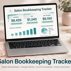 Puede incluir: Una pantalla de portátil que muestra una hoja de cálculo digital Salon Bookkeeping Tracker. El panel muestra ingresos de $8,420, propinas de $1,240 e ingresos netos de $6,150, junto con un gráfico de barras mensual y un gráfico circular de ingresos.