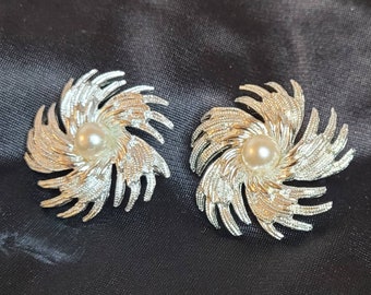 Sarah Coventry Silver Tone & Faux Pearl Pinwheel Starburst Clip-on Earrings | Glamorous Vintage Midcentury Designer Non-Pierce Earrings Snow