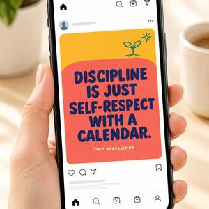 Puede incluir: Un teléfono inteligente que muestra una publicación en redes sociales con un fondo amarillo y coral. El texto dice: DISCIPLINE IS JUST SELF-RESPECT WITH A CALENDAR. Debajo del texto, dice TINY REBELLIONS, junto a un pequeño icono de brote verde.