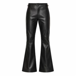Puede incluir: Pantalones de piel sintética negra con diseño de cintura alta y cierre de botón en la pretina. Los pantalones tienen una silueta ajustada en caderas y muslos, que se transforma en un corte de pierna acampanada con costuras verticales.