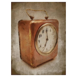 Könnte beinhalten: Ein kupferfarbener Wecker im Vintage-Stil mit rundem Zifferblatt. Die Uhr hat einen Griff und zwei kleine Knöpfe oben. Das Zifferblatt zeigt schwarze Zahlen und Zeiger, die etwa 7:00 Uhr anzeigen. Der Hintergrund ist neutral.
