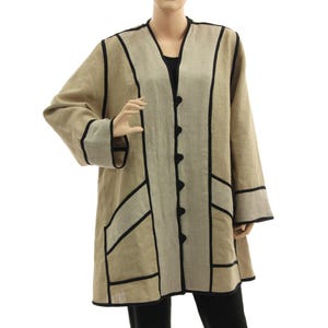 Könnte beinhalten: Beige Leinenjacke mit schwarzen Paspeln und Knöpfen. Die Jacke hat ein geometrisches Design, einen V-Ausschnitt und lange Ärmel. Die knielange Jacke hat eine lockere Passform.