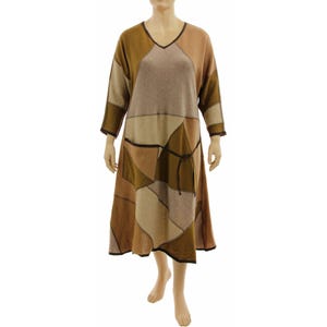 Könnte beinhalten: Midikleid mit Patchwork-Design in Braun-, Beige- und Olivgrüntönen. Das Kleid hat einen V-Ausschnitt, Dreiviertelärmel und schwarze Paspeln. Das Kleid wird auf einer Schaufensterpuppe präsentiert.