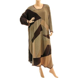 Könnte beinhalten: Ein langes, braunes und beiges Patchworkkleid mit Rundhalsausschnitt und langen Ärmeln.