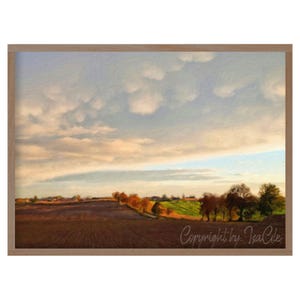 Könnte beinhalten: Gerahmtes Landschaftsgemälde, das ein Feld unter einem bewölkten Himmel zeigt. Das Kunstwerk zeigt ein braunes Feld im Vordergrund, ein grünes Feld und Bäume im Mittelgrund sowie einen Himmel mit Wolken. Das Gemälde ist signiert mit "Copyright by Isa Cile".