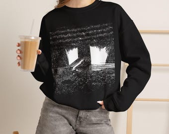 Sweatshirt met overstroomde ruïnes, zwart-wit pentekening, ronde hals, eenzame figuur en omgevallen pilaren, origineel kunstcadeau