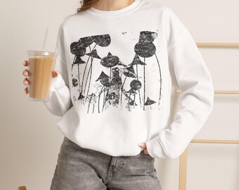 Sweatshirt met schets van een paddenstoelenbos, zwart-wit gearceerde ronde hals, klein wezentje in een paddenstoelenbos, origineel kunstcadeau
