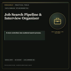Könnte beinhalten: Eine schwarze digitale Benutzeroberfläche mit dem Titel Job Search Pipeline & Interview Organizer von Versahelp. Sie enthält ein goldenes Aktentaschen-Symbol, den Text A more controlled, less scattered search process und manuelle Eingabefelder.