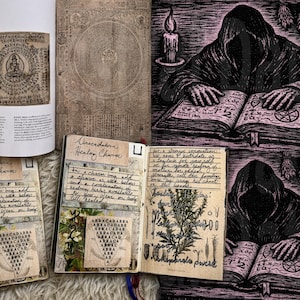 Może przedstawiać: Otwarta księga z odręcznymi notatkami zatytułowanymi Abracadabra Healing Charm, zawierająca trójkątny układ tekstu, ilustracje botaniczne oraz ciemny nadruk graficzny przedstawiający postać w kapturze czytającą księgę.