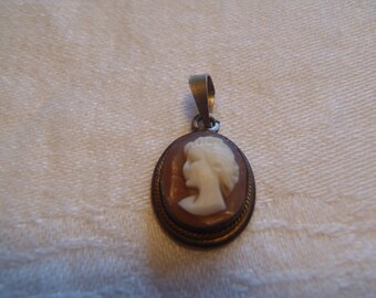 SALE Unworn Genuine Cameo Shell Hand Carved Pendant Naples ITALY 1976