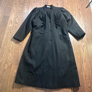 Vintage zwarte lange jas van wolmix met fluwelen applicaties, pofmouwen en gothic-stijl, maat 47 (maat L)