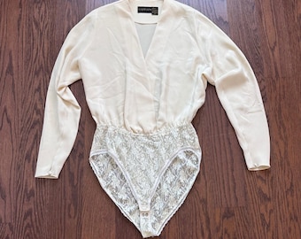 Body de seda vintage Donna Karan New York com calcinha de renda, cor creme/marfim, tamanho 8.