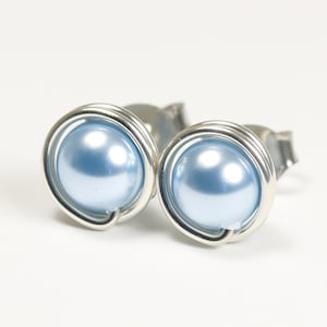 Hellblaue Perle Ohrstecker - Sterling Silber oder Gold Filled Draht gewickelt kleine runde Beiträge handgemachte Brautschmuck Geschenke für Frauen