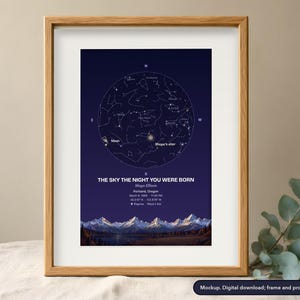 Puede incluir: Un mapa estelar enmarcado sobre un fondo azul oscuro con una carta circular de constelaciones, el texto THE SKY THE NIGHT YOU WERE BORN, Maya Ellison, Portland, Oregon, 9 de marzo de 1996, 23:40 y un paisaje de monta&ntilde;a en la parte inferior.