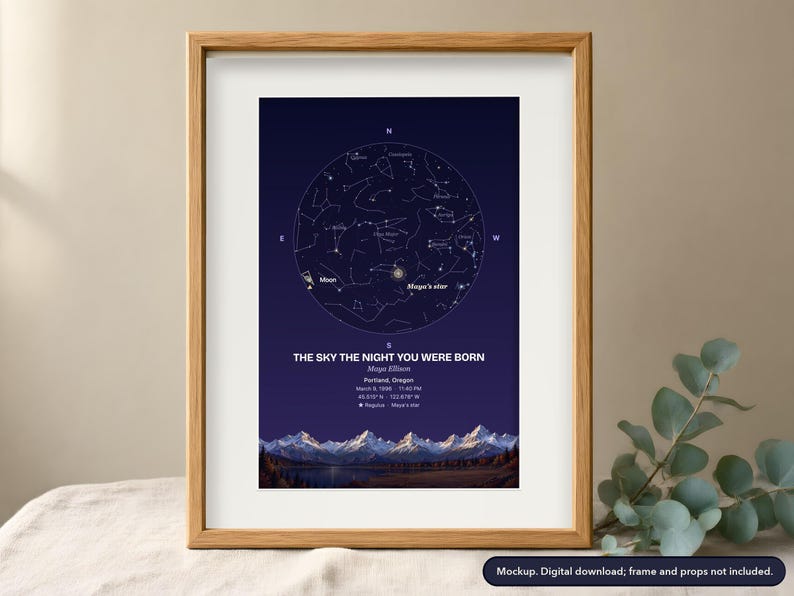 Puede incluir: Un mapa estelar enmarcado sobre un fondo azul oscuro con una carta circular de constelaciones, el texto THE SKY THE NIGHT YOU WERE BORN, Maya Ellison, Portland, Oregon, 9 de marzo de 1996, 23:40 y un paisaje de monta&ntilde;a en la parte inferior.