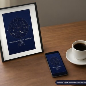 Puede incluir: Un mapa estelar enmarcado con fondo azul oscuro, constelaciones blancas, un gr&aacute;fico circular de estrellas y el texto THE SKY THE NIGHT YOU WERE BORN, junto con detalles de ubicaci&oacute;n y fecha, junto a un tel&eacute;fono inteligente y una taza.