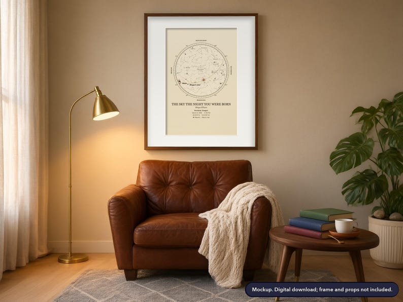 Puede incluir: Un mapa estelar enmarcado que presenta una carta celeste circular sobre un fondo crema con el texto THE SKY THE NIGHT YOU WERE BORN, junto con detalles espec&iacute;ficos de fecha, hora y ubicaci&oacute;n impresos en tinta negra en un marco de madera oscura.