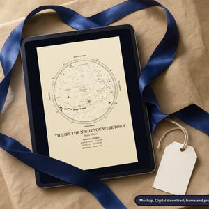 Puede incluir: Una tableta que muestra un mapa estelar personalizado titulado THE SKY THE NIGHT YOU WERE BORN, con un gr&aacute;fico celeste circular, el nombre Maya Ellison, la ubicaci&oacute;n Portland, Oreg&oacute;n, fecha 8 de marzo de 1999, hora 23:45 y coordenadas.