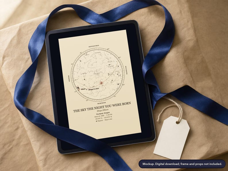 Puede incluir: Una tableta que muestra un mapa estelar personalizado titulado THE SKY THE NIGHT YOU WERE BORN, con un gr&aacute;fico celeste circular, el nombre Maya Ellison, la ubicaci&oacute;n Portland, Oreg&oacute;n, fecha 8 de marzo de 1999, hora 23:45 y coordenadas.