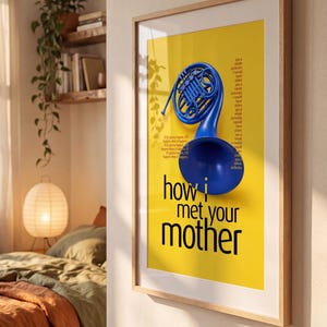 Pode incluir: Um cartaz de parede emoldurado com um fundo amarelo brilhante e uma trompa azul em destaque no centro. O texto "how i met your mother" está em preto, acompanhado por letras repetitivas sobre uma orquestra e "it's gonna happen".