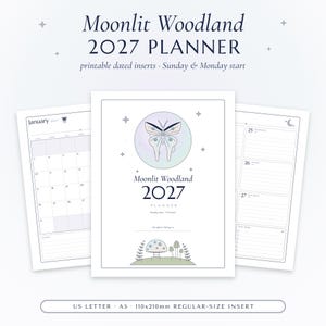 Op de afbeelding: Een Moonlit Woodland 2027 planner met printbare gedateerde inserts. De omslag bevat een mot-illustratie, sterren en paddenstoelafbeeldingen. Inclusief US Letter, A5 en 110x210mm inserts met opties voor een zondag- of maandagstart.
