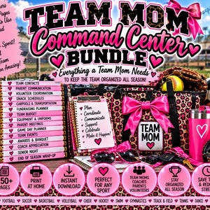 Peut inclure: Un ensemble Team Mom Command Center comprenant un sac à motif léopard avec un nœud rose, une pile de planificateurs roses, un presse-papier avec une liste, un gobelet rose, des ballons de sport et du texte listant 15 planificateurs et 150+ pages.