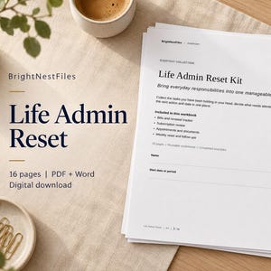 Może przedstawiać: Zeszyt ćwiczeń Life Admin Reset Kit zawierający 16 stron arkuszy do druku. Dokument zawiera sekcje dotyczące rachunków, subskrypcji, spotkań i zadań tygodniowych. Tekst brzmi Life Admin Reset Kit, Bring everyday responsibilities into one manageable plan, i wymienia dołączone trackery. Czarny długopis leży obok stosu białego papieru.