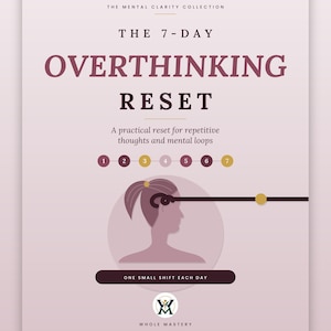 Può includere: Un poster informativo rosa chiaro intitolato The 7-Day Overthinking Reset della Mental Clarity Collection. Presenta un grafico di una testa con una spirale, sette cerchi numerati e il testo One Small Shift Each Day.