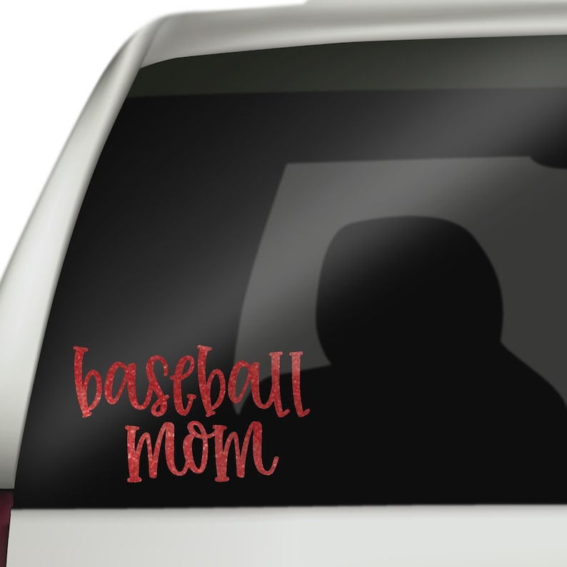 Może przedstawiać: Naklejka samochodowa z czerwonego winylu z brokatem z napisem "baseball mom" w stylu pisma odręcznego.