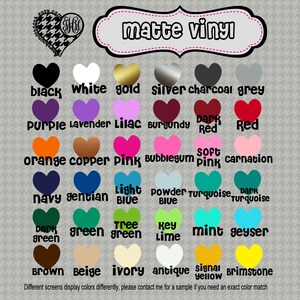 Op de afbeelding: Een kaart met 36 hartvormige kleurstalen met de namen van elke kleur eronder. De kleuren omvatten zwart, wit, goud, zilver, antraciet, grijs, paars, lavendel, lila, bordeauxrood, donkerrood, rood, oranje, koper, roze, bubblegum roze, zacht roze, roze carnation, marineblauw, gentiaanblauw, lichtblauw, poederblauw, turquoise, donker turquoise, donkergroen, groen, boomgroen, limoen, mint, geiser, bruin, beige, ivoor, antiek, signaalgeel en zwavel. De tekst "matte vinyl" staat bovenaan de kaart.