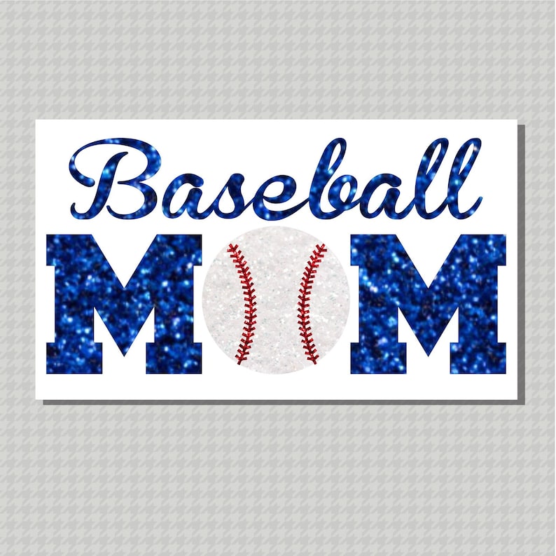 Pu&ograve; includere: Grafica Baseball Mom con lettere in glitter blu e una palla da baseball bianca con cuciture rosse.