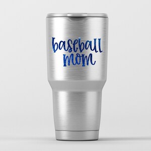 Może przedstawiać: Srebrny kubek ze stali nierdzewnej z niebieską błyszczącą naklejką z napisem "baseball mom".