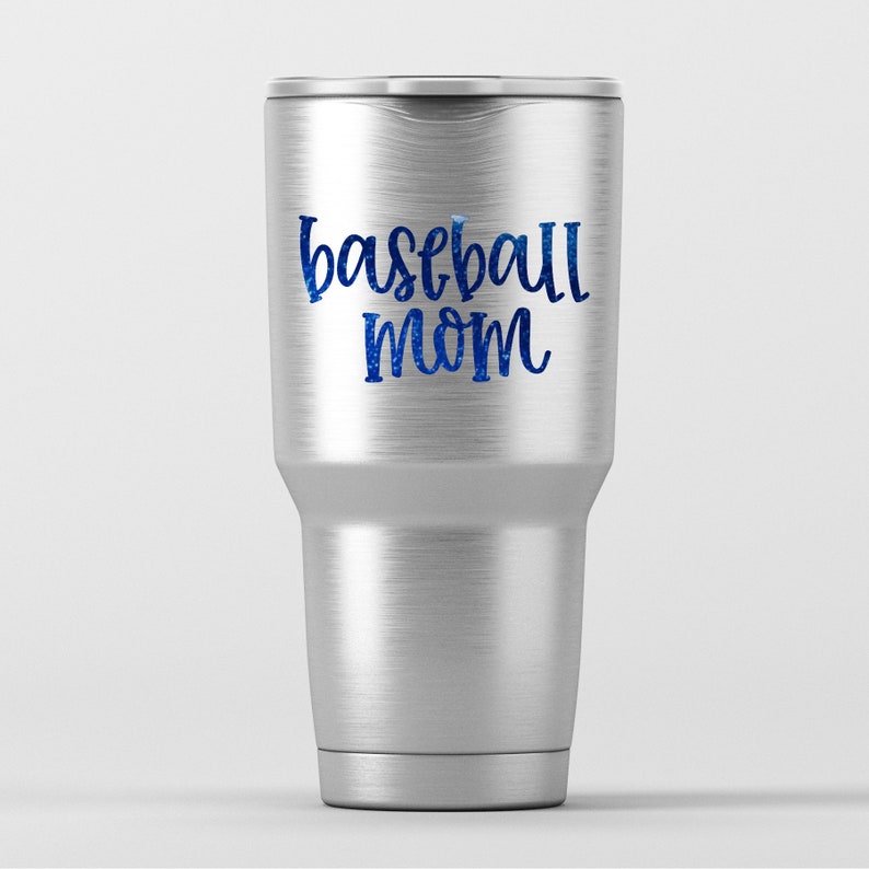 Może przedstawiać: Srebrny kubek ze stali nierdzewnej z niebieską błyszczącą naklejką z napisem "baseball mom".