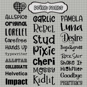Op de afbeelding: Een lijst met verschillende lettertypen in zwarte tekst op een grijze achtergrond. De lettertypen omvatten Allspice, Original, Lorelei, Carefree, Hands Up, Typewriter, Allstar, Collegiate, Helvetica, Impact, Garlic, Repel, Stud, Pixie, Cheri, Mossy, Kidlit, Pamela, Luna, Desire, Boyzgross, Rock Salt, Shake It, Highflier, Goodbye, Pharmacy.